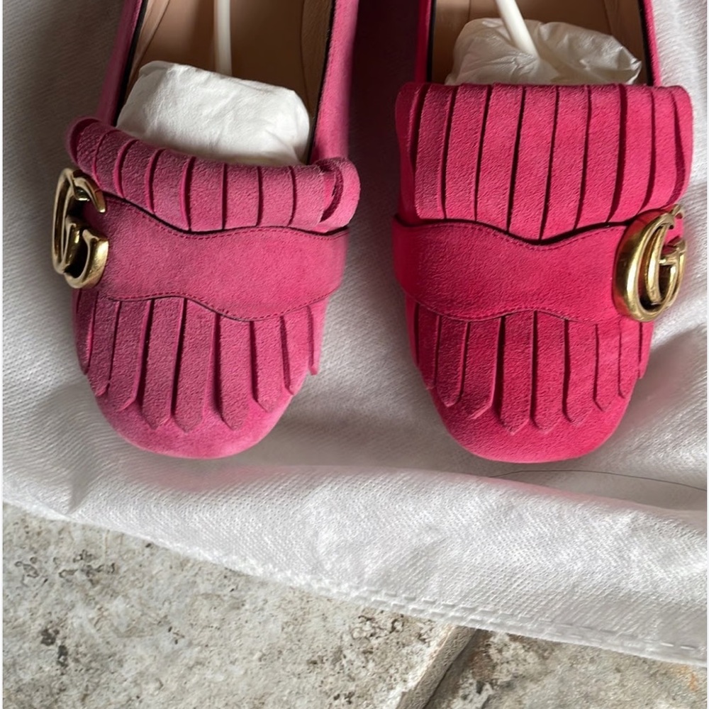 Gucci Fuchsia Loafers with Gold Detail - Picture 3 of 6